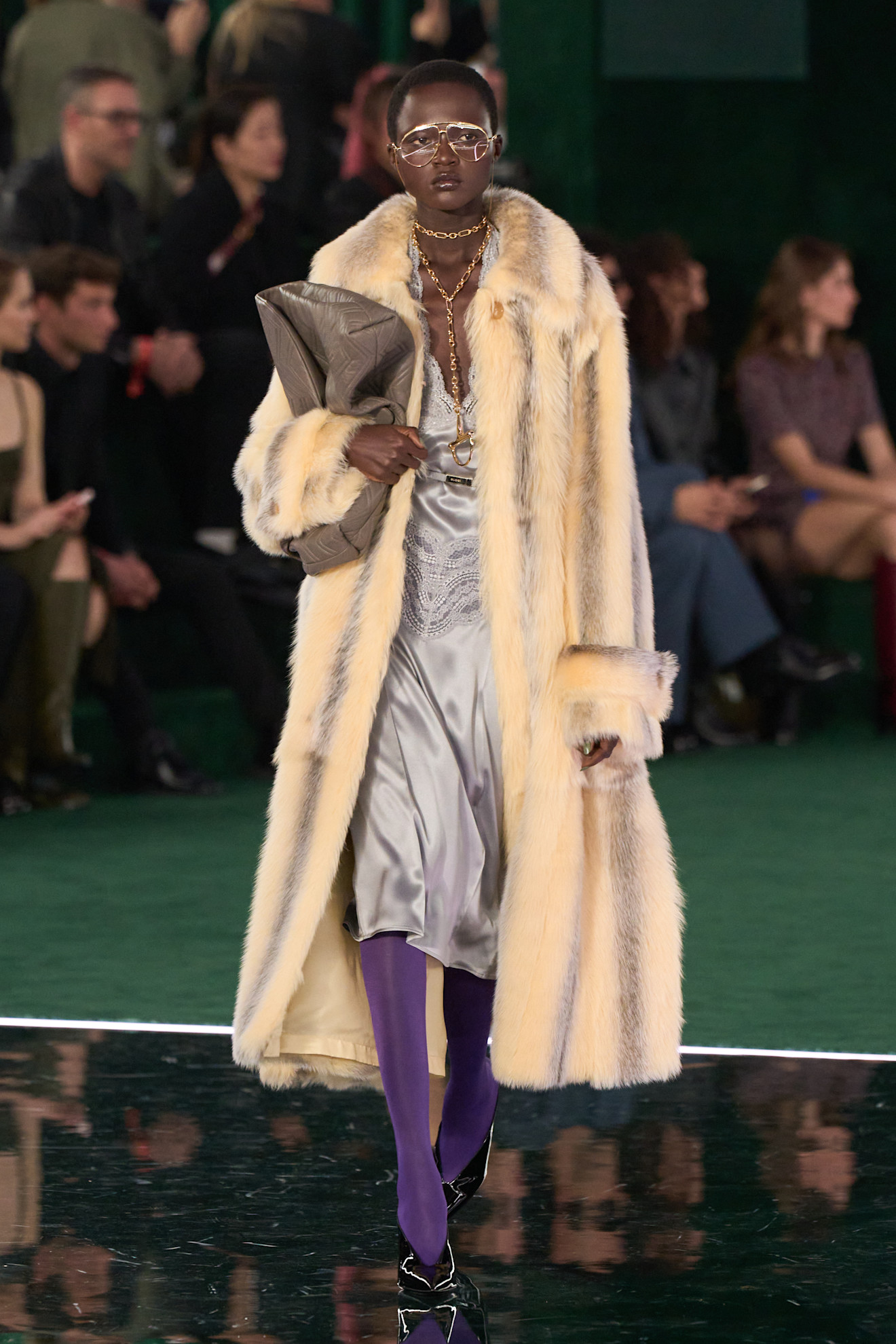 فستان من الستان بتنسيق شتوي من Gucci