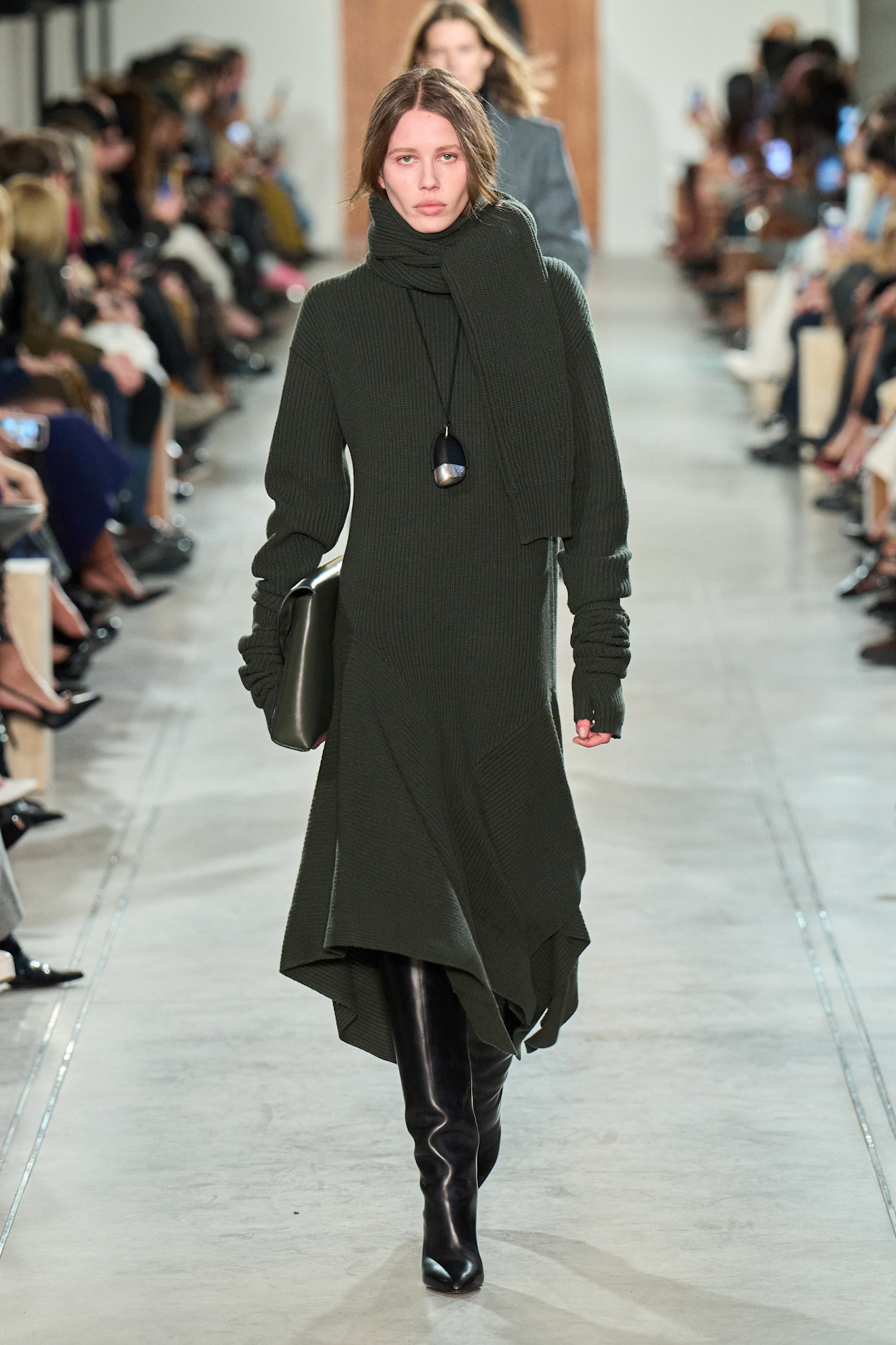 فستان من الصوف مع حذاء طويل من Michael Kors