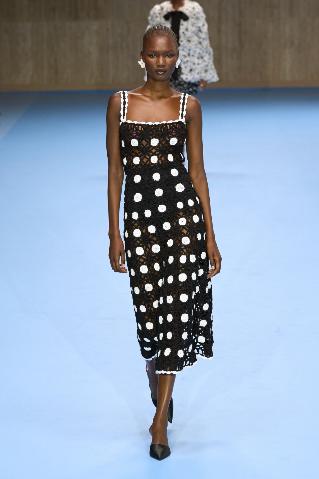 فستان من الكروشيه من مجموعة Carolina Herrera ربيع صيف 2025