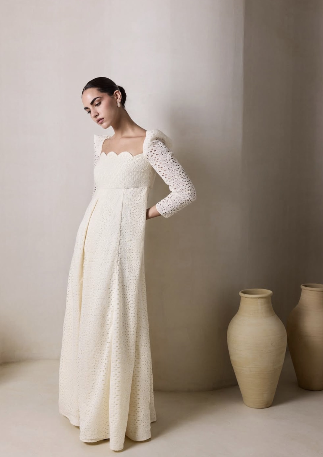 فستان من تصاميم Moushi باللون العاجي الدافئ