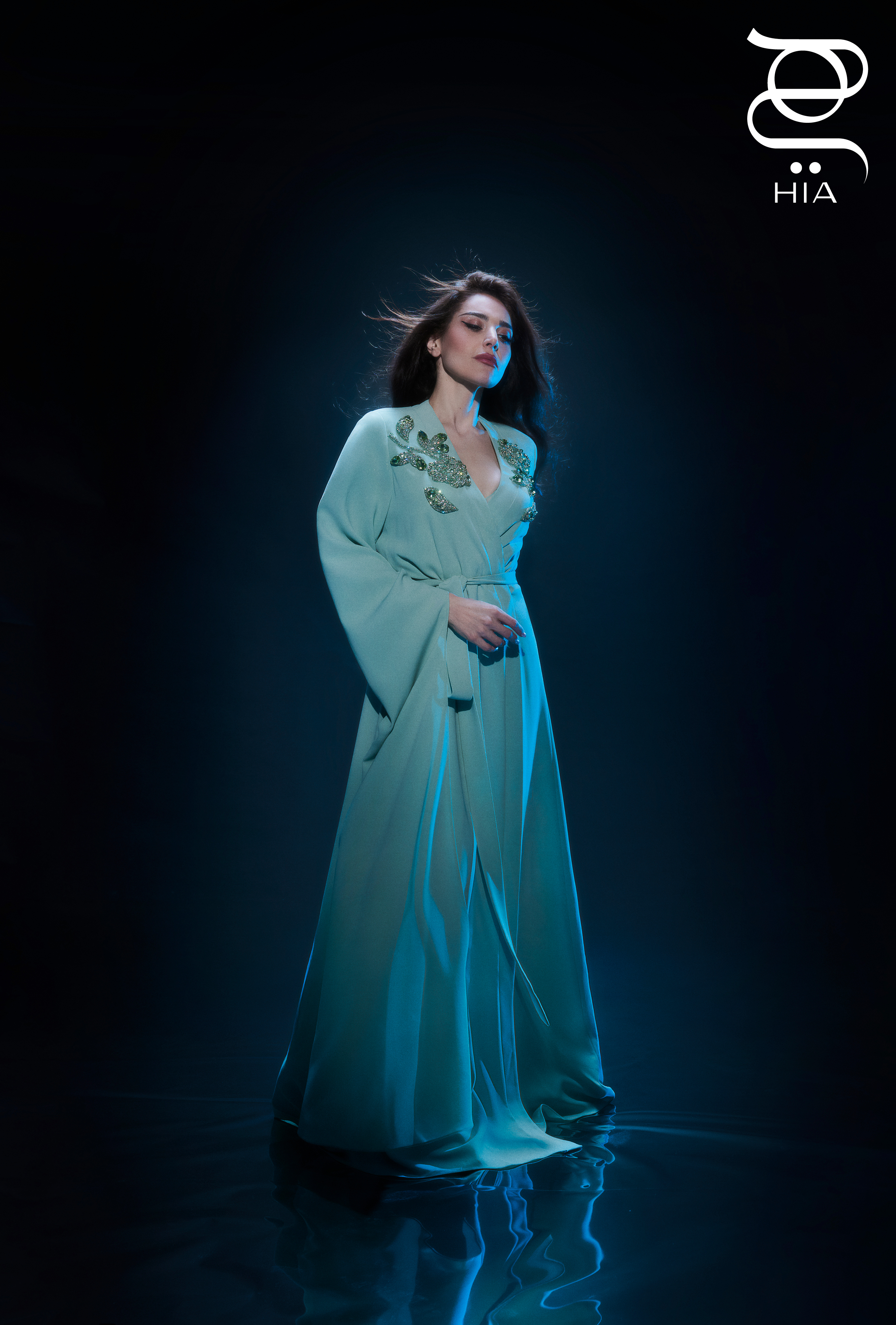 فستان من قماش الكريب مُزيّن بالكريستال