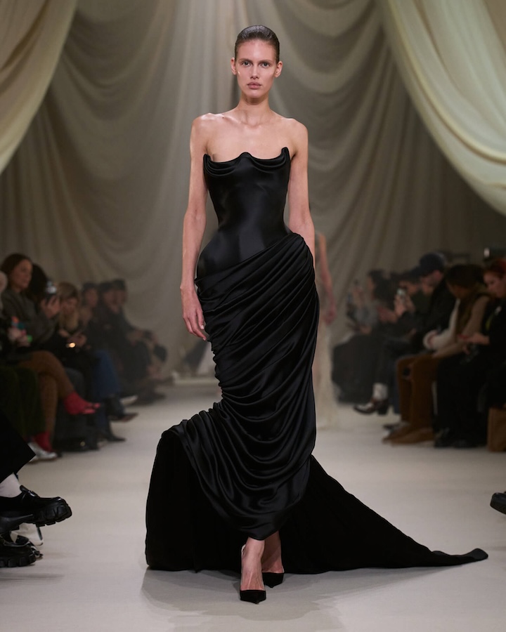 فستان من مجموعة ربيع صيف ٢٠٢٦ للمصمم محمد آشي من دار Ashi Studio عرض في باريس ضمن Paris Haute Couture Week