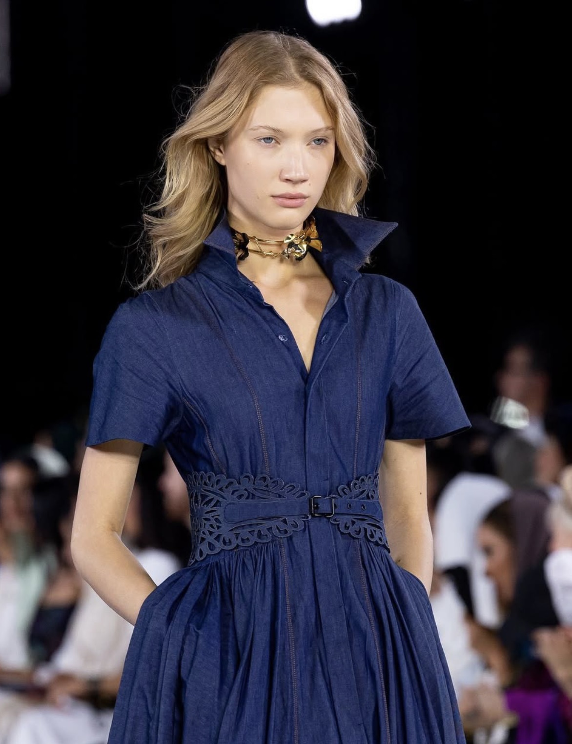 فستان من مجموعة منى الشبل ضمن أسبوع الأزياء في الرياض