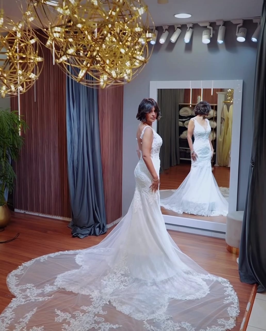 فستان منة فضالي تميز بذيل طويل زادها انوثة