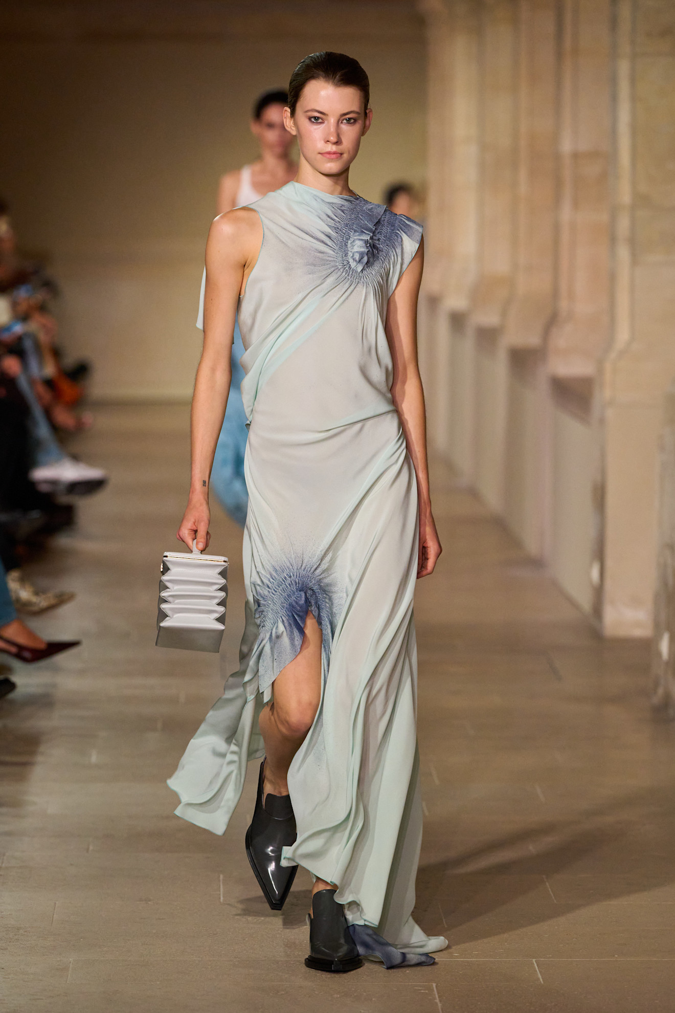 فستان منسدل بنعومة من Victoria Beckham