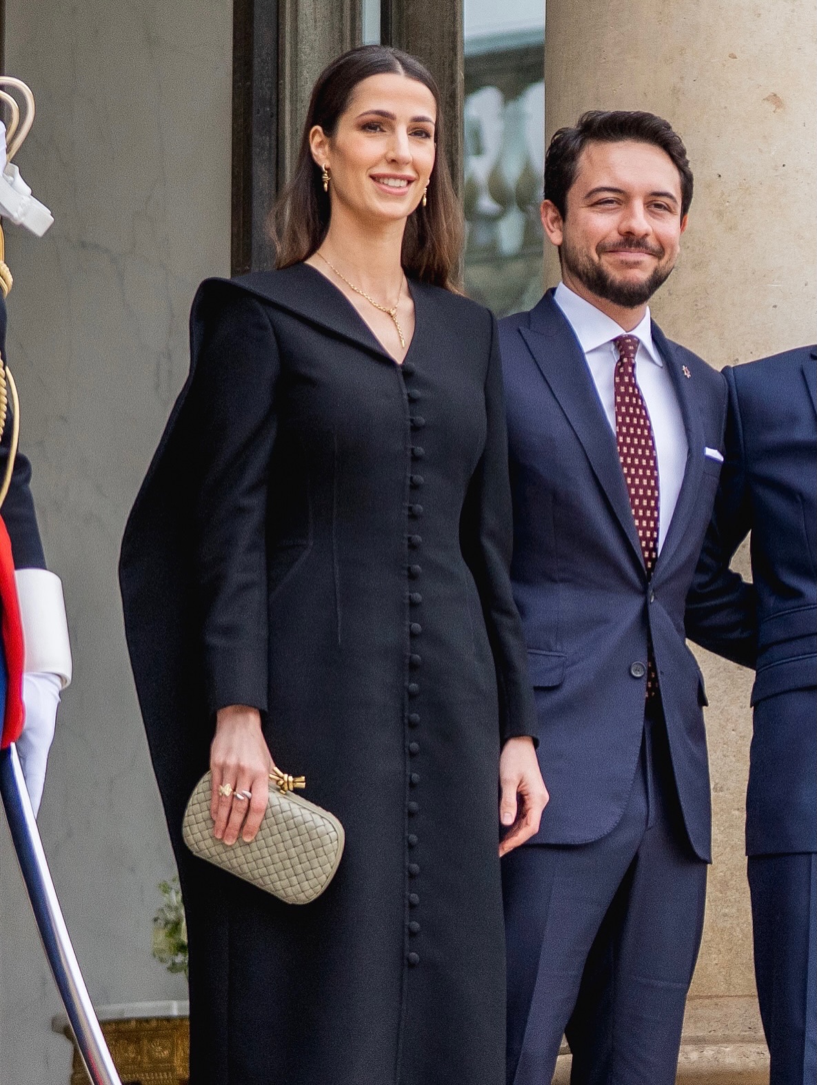 فستان ناعم بأزرار باللون الأسود من وحي الأميرة رجوة