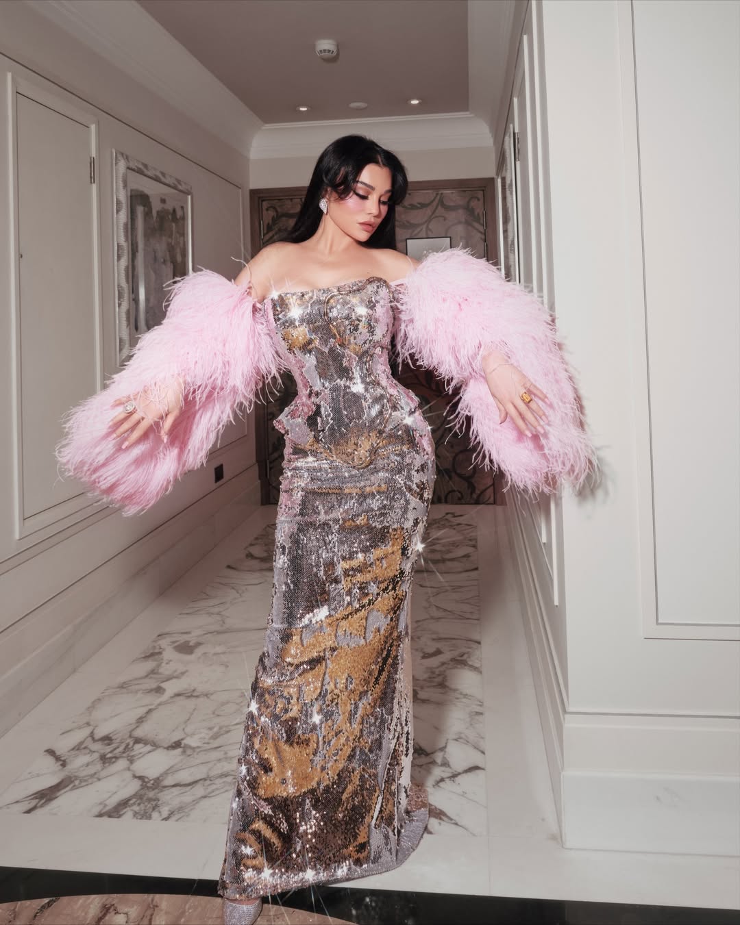 فستان هيفاء وهبي بقصة كورسيه وموصول بتنورة ماكسي