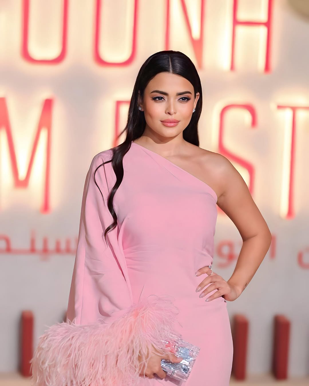 فستان وردي بصيحة الريش العصرية من أسماء جلال