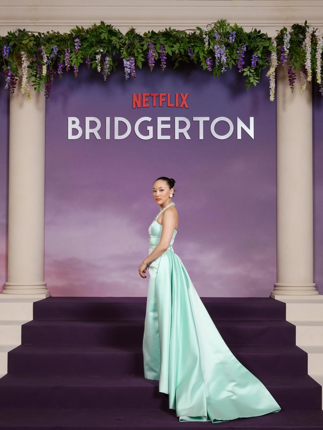 فستان ييرين تميز بحمالة كريستالية ملتفة خلف العنق، مع فتحة عند منطقة البطن 