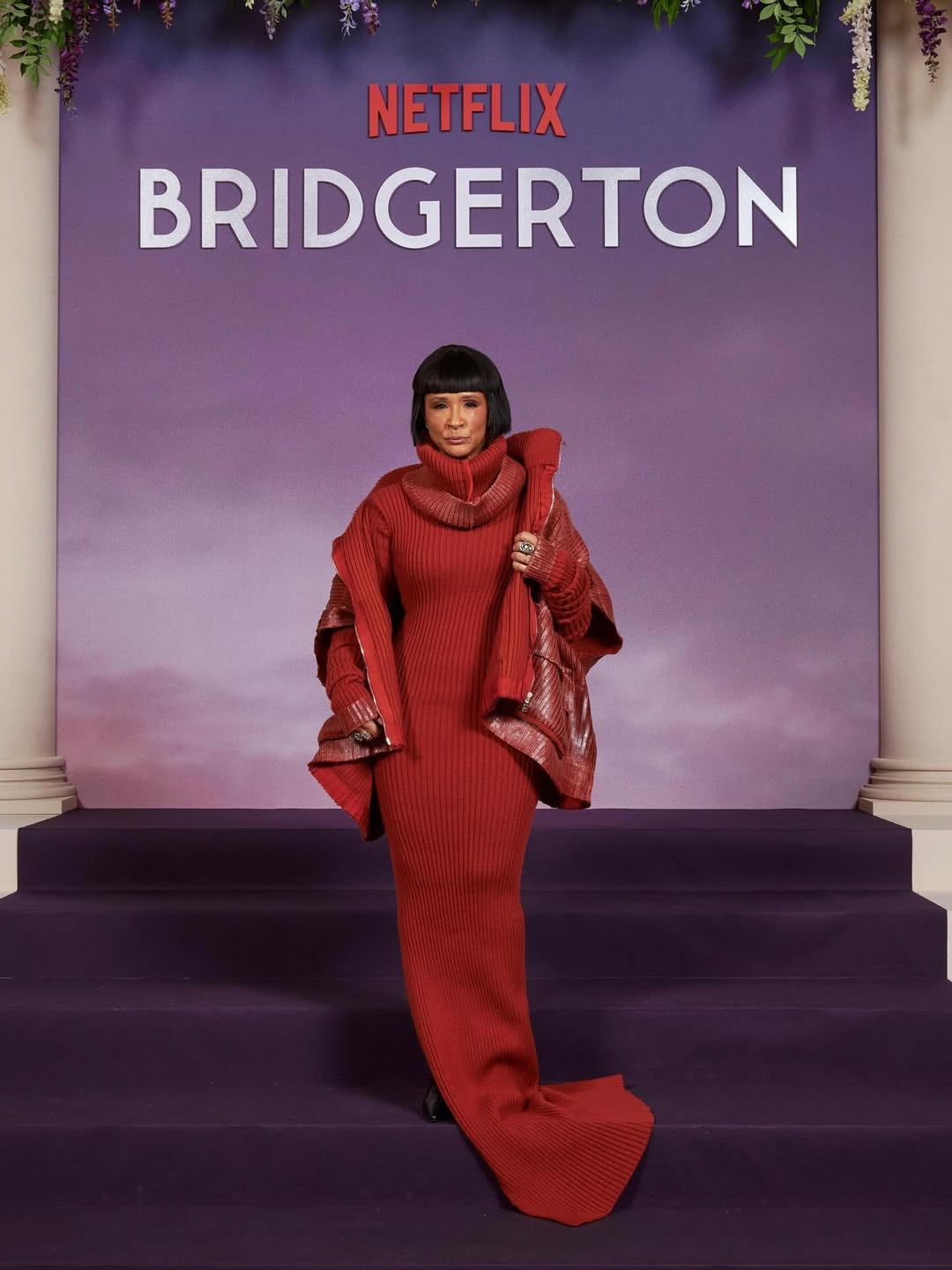  فستانا صوفيا طويلا باللون الأحمر