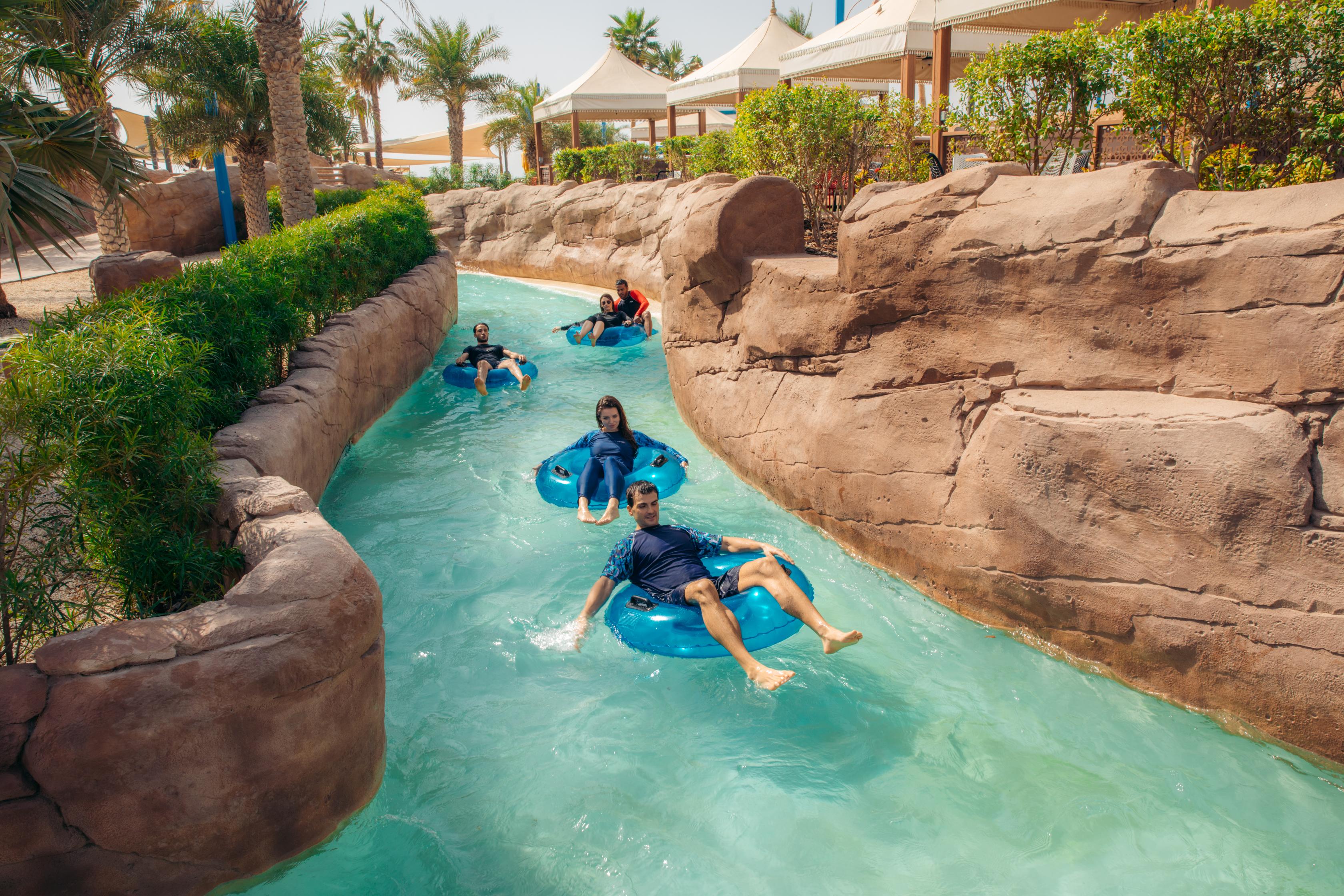 فعالية “Glow Safely This Summer” في حديقة شلالات الصحراء بمنتجع وفلل هيلتون شاطئ سلوى في قطر (1)