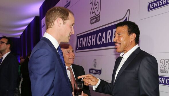 ففي فعالية خيرية عام 2015، أهدى ليونيل أداءً لأغنية Hello للأمير ويليام،