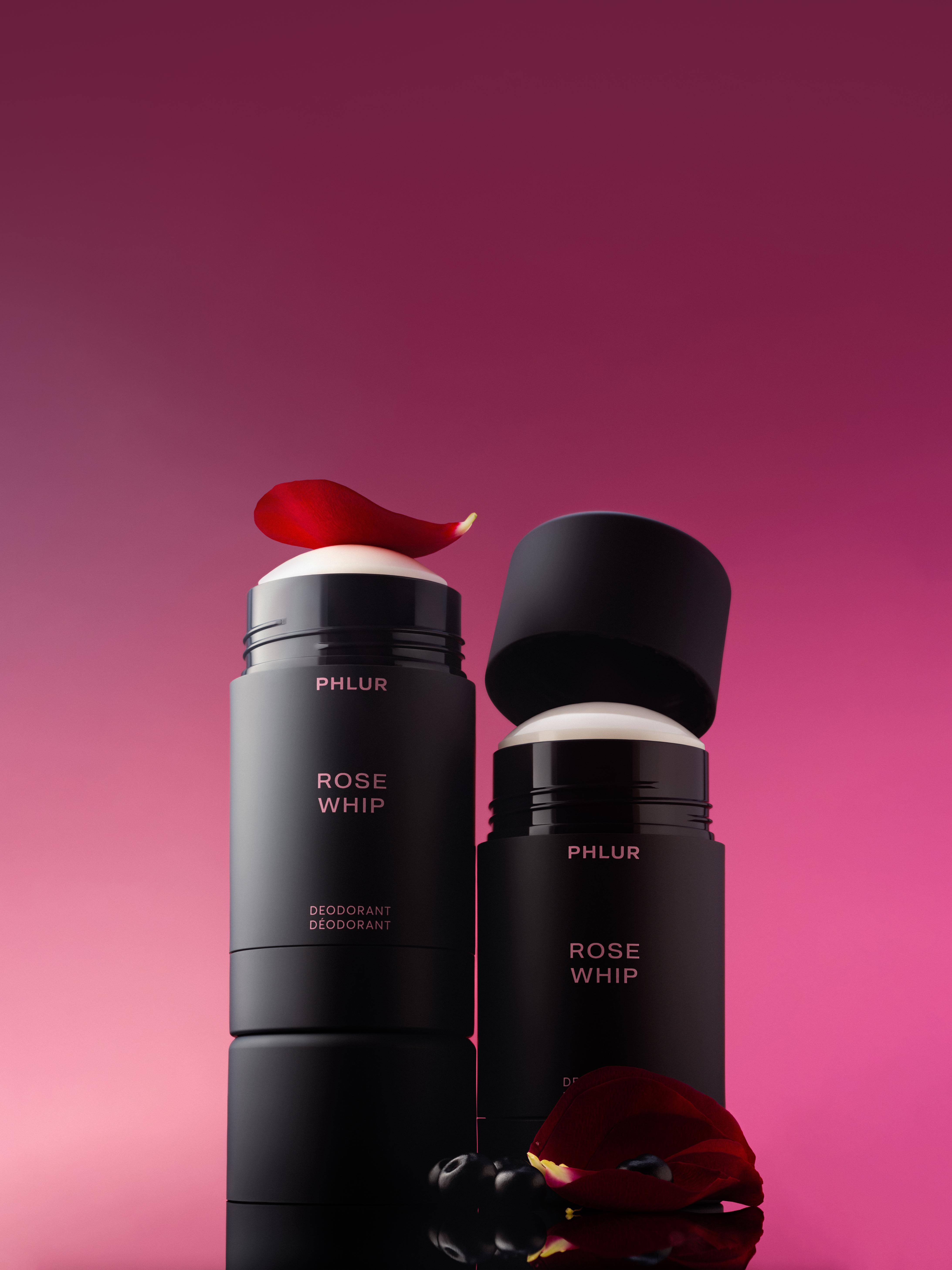 فلور PHLUR عالم عطرها الأكثر مبيعًا روز ويب Rose Whip بإطلاق مزيل العرق الجديد روز ويب Rose Whip