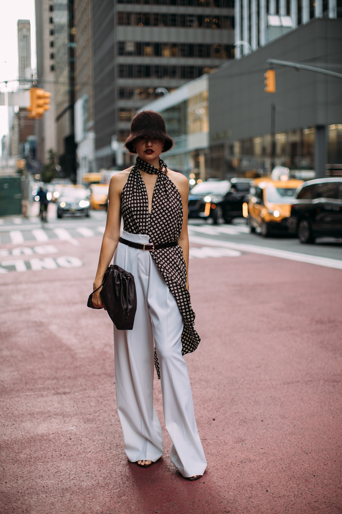 فميص ملفت مع بنطال بلون محايد وقصة بسيطة