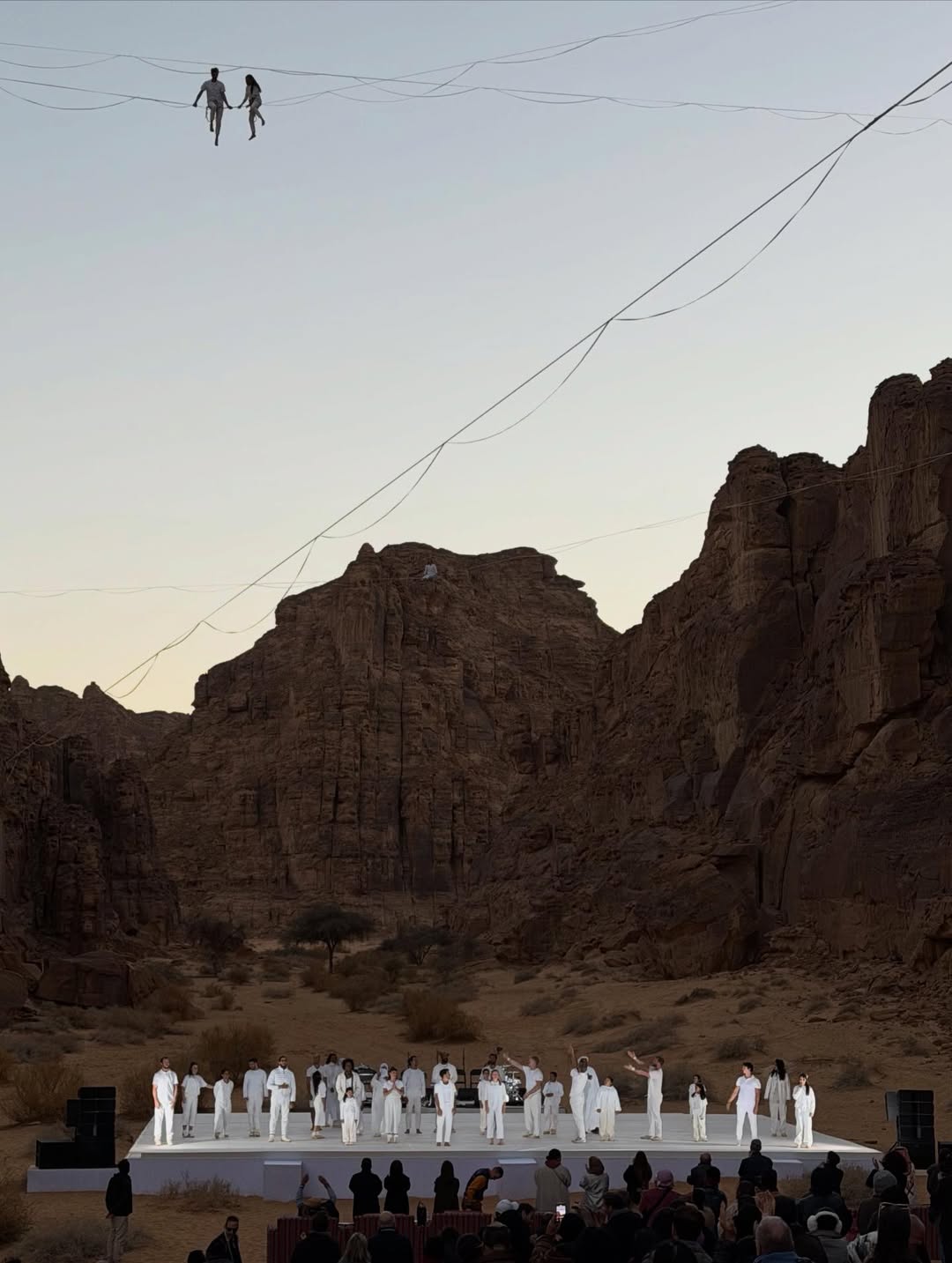 فن الأداء يخرج من القاعات المغلقة ليحاور الطبيعة المفتوحة ضمن مهرجان فنون العُلا 2026