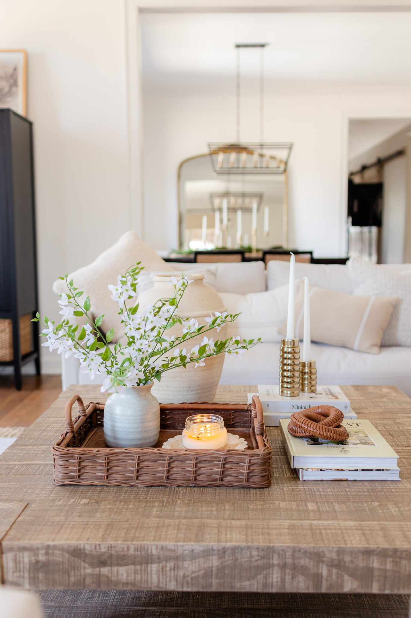 فن تنسيق طاولة القهوة في خلق ترتيب متوازن للعناصر يجمع بين الجمال والوظيفية