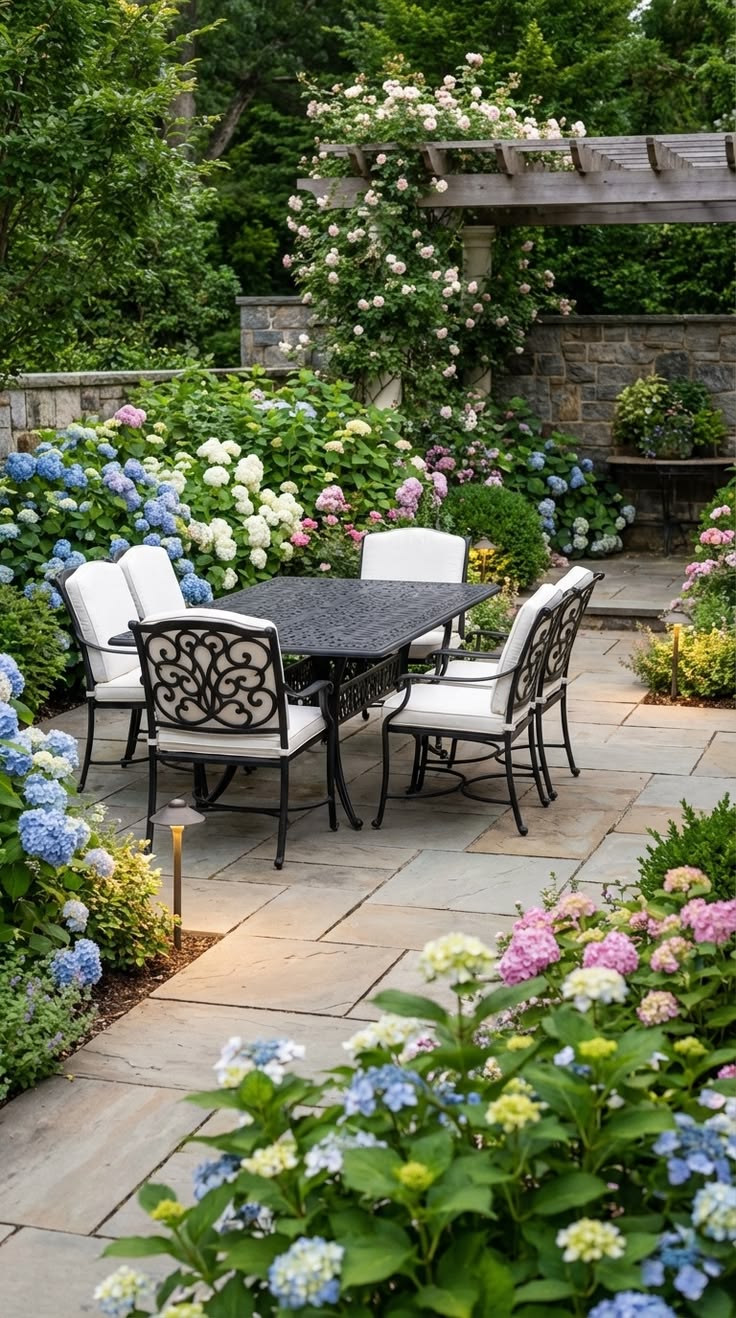 فناء خارجي بطابع إنجليزي مميز