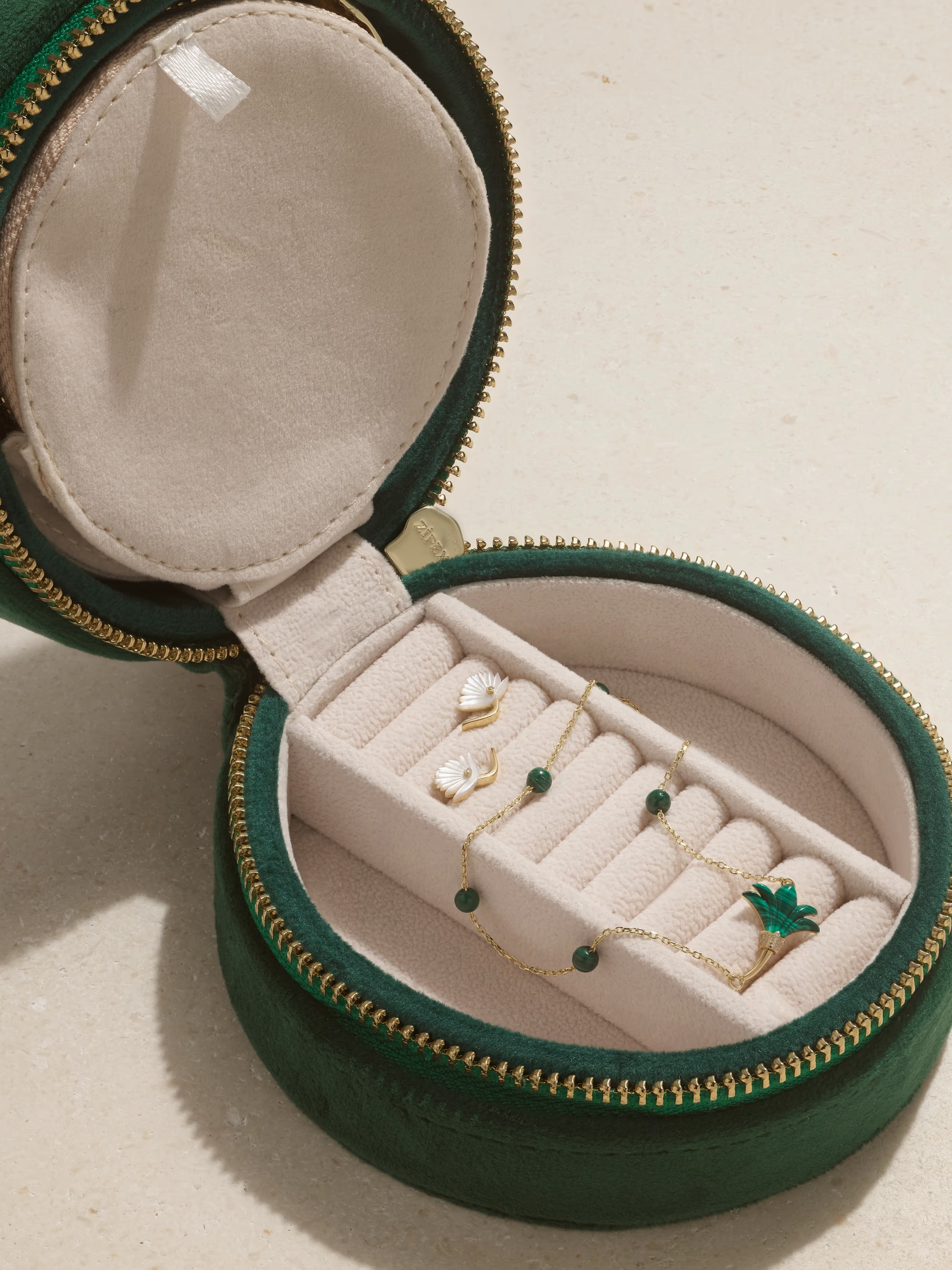 فهم الشخصية أمر أساسي لاختيار هدايا مجوهرات. الصورة من مجوهرات LAtelier Nawbar