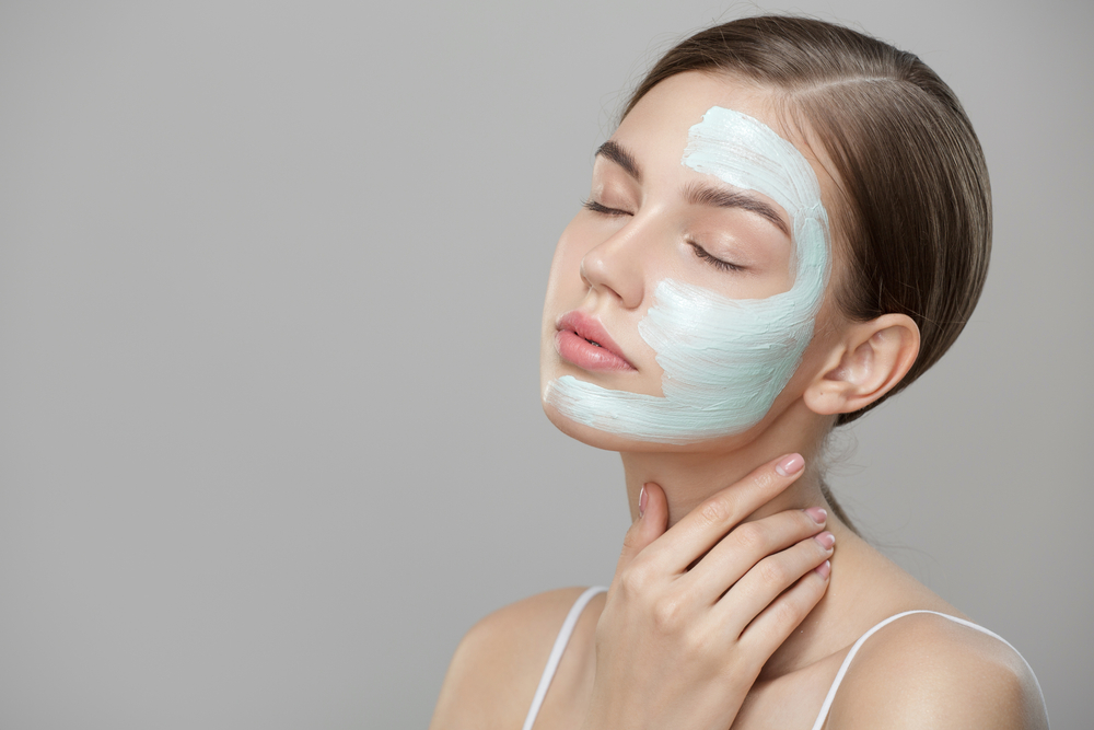 فوائد القناع الطيني تقليل اللمعان الدهني