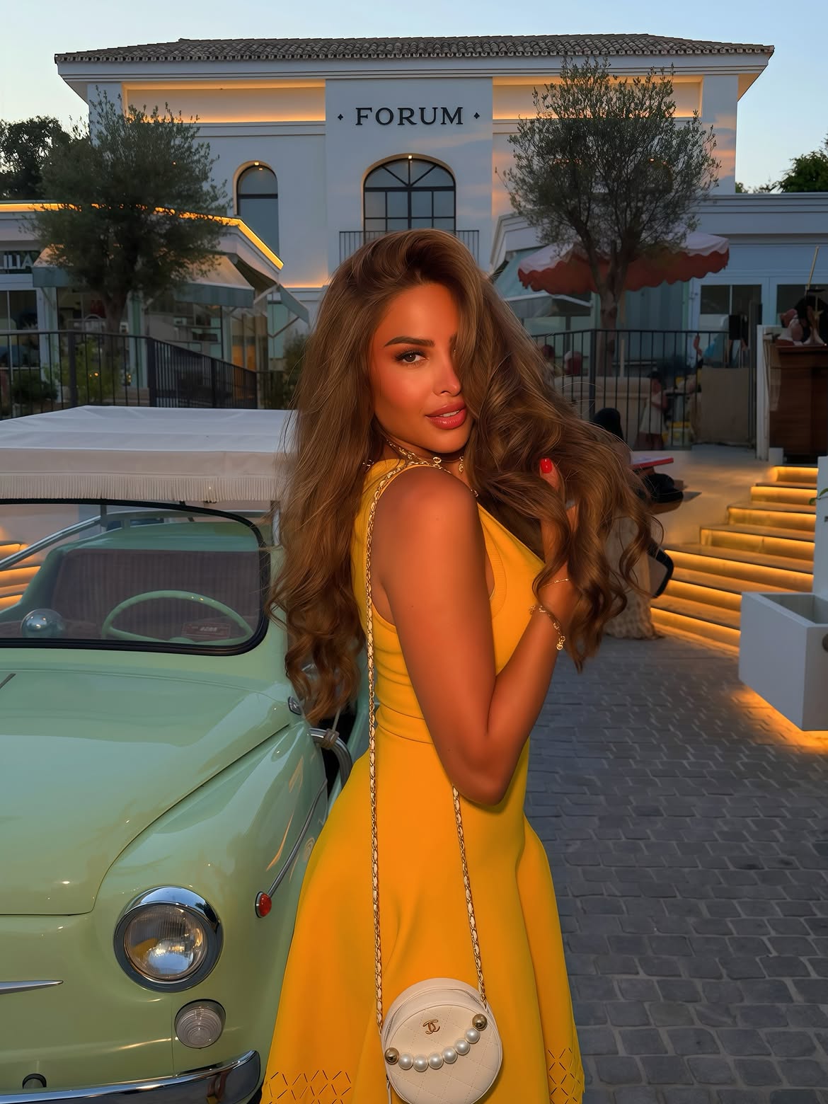 بهجة اللون الأصفر وإطلالات العطلة بأسلوب فوز الفهد