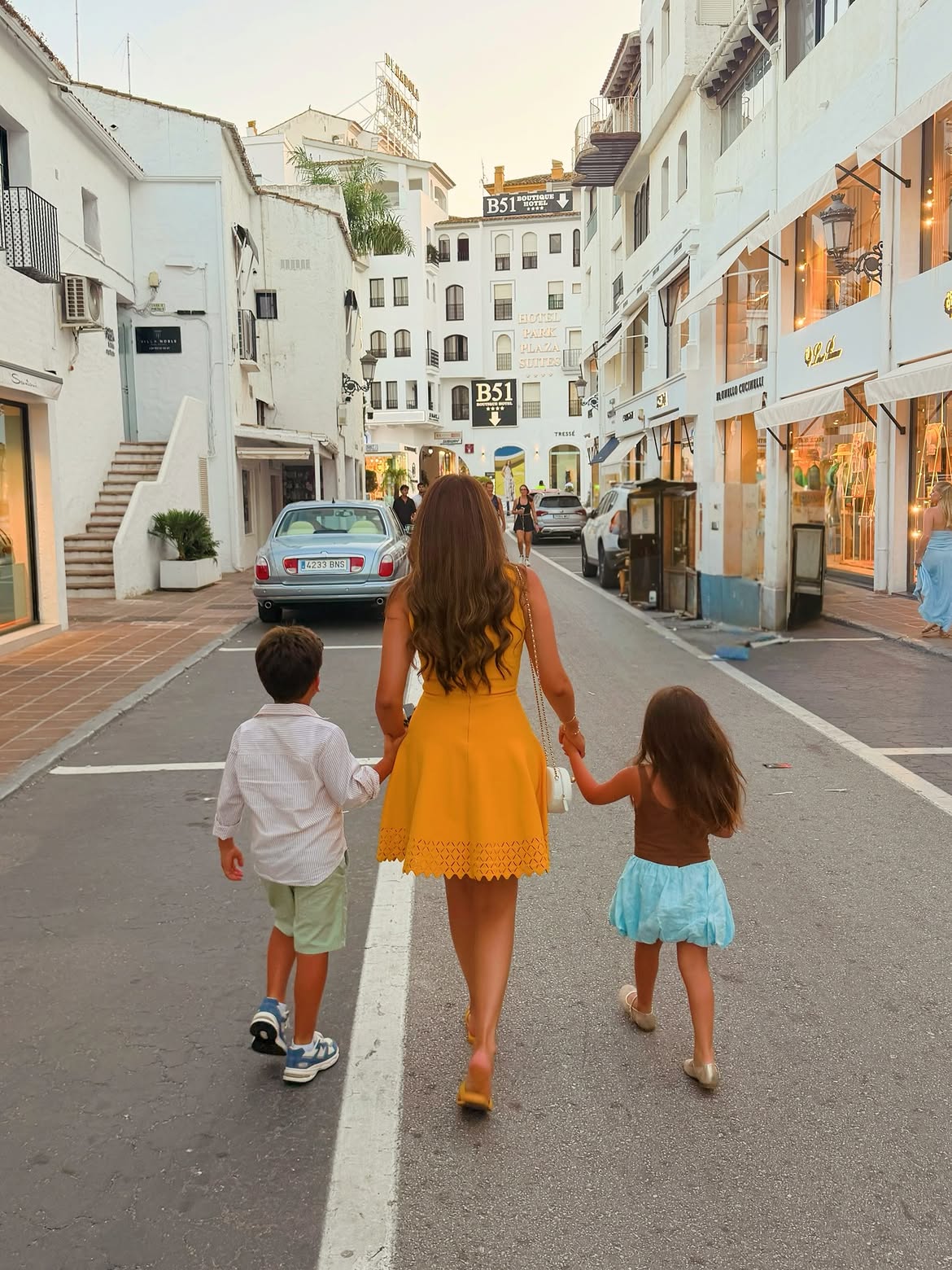 بهجة اللون الأصفر وإطلالات العطلة بأسلوب فوز الفهد