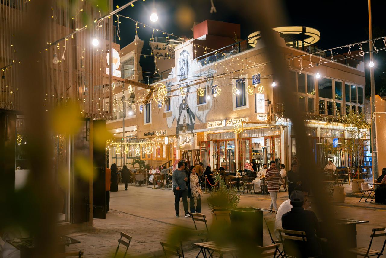 في أزقة الدرعية… تتلاقى التفاصيل التراثية مع المقاهي العصرية، لتُخلق تجربة تنبض بالحياة في كل زاوية