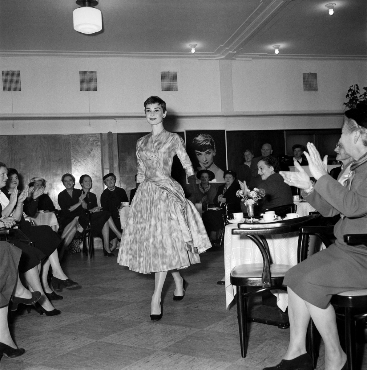 في الخمسينيات بدأ مصممو الأزياء بتقديم عروض الأزياء وبدأت الموضة تتبدل بشكل دوري