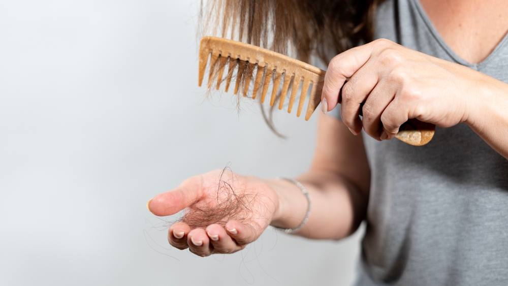 في حالة الحقن، قد يحدث تساقط خفيف نتيجة تحفيز الدورة الدموية في فروة الرأس.