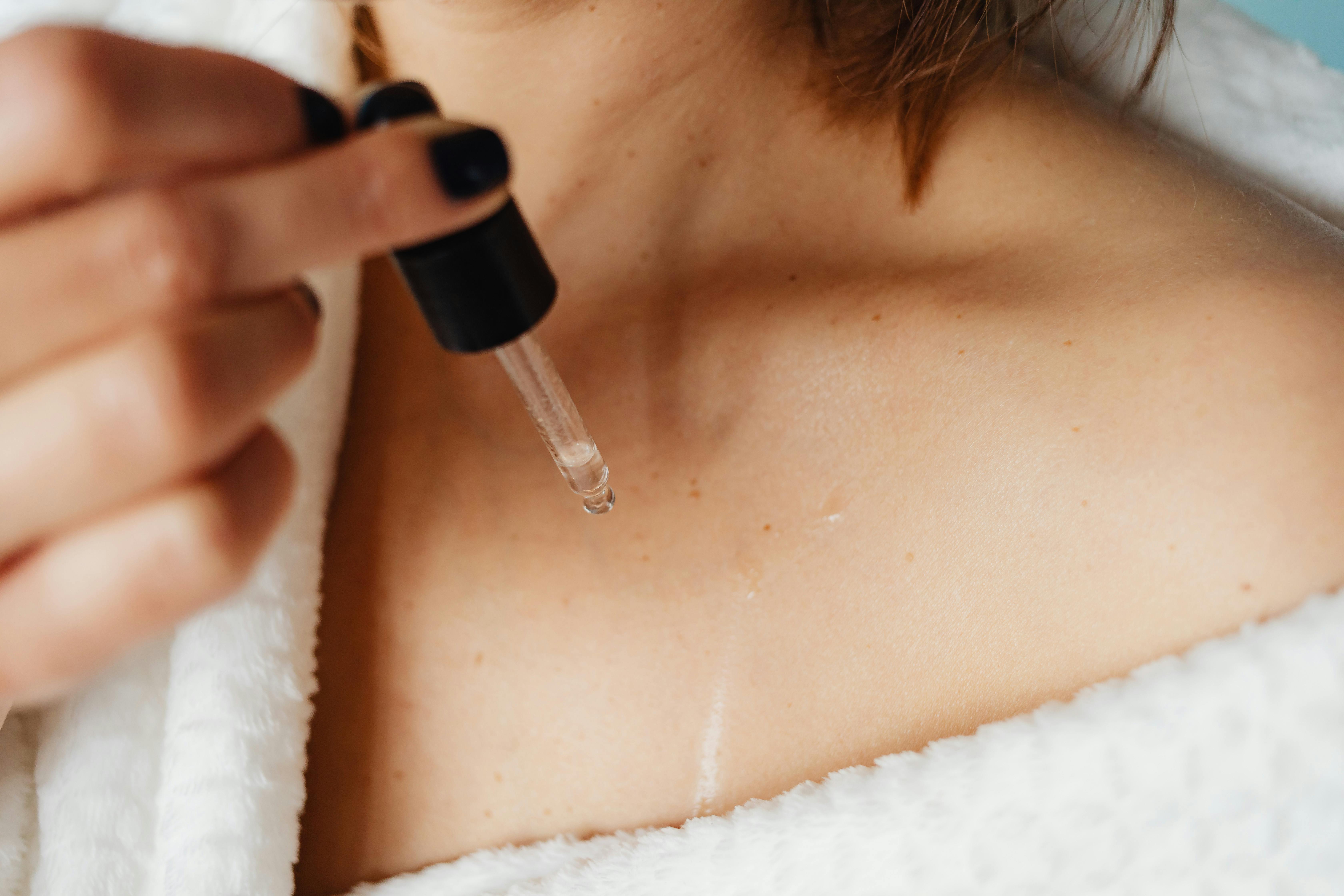 في روتينك الصباحي استخدام السيروم فعال للرقبة والصدر