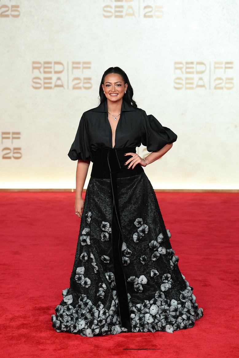  في فؤاد بفستان سهرة منفوش من وحي الأميرات باللون الاسود