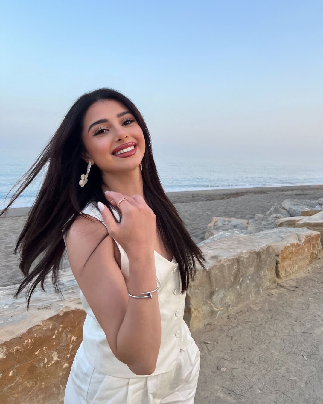 ماريتا الحلاني بالشعر الطويل
