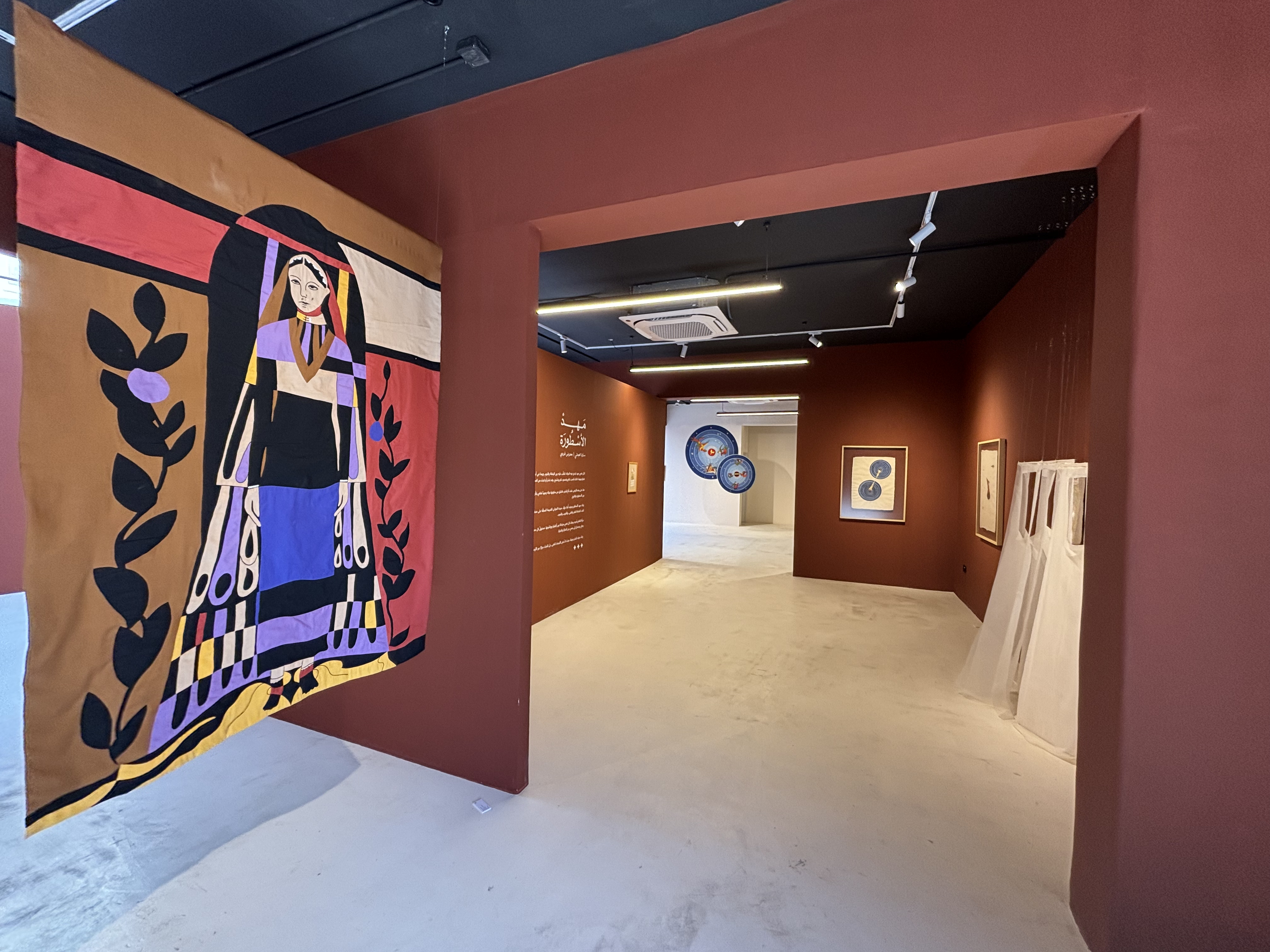 في كل زاوية من المعرض، تنبض جدة ككائن حي يحتضن الزمن والتحوّل