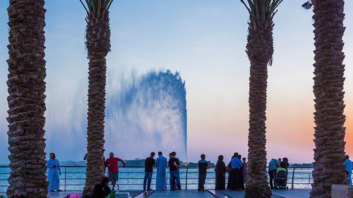 في كورنيش جدة يمكنكم الاستمتاع بنسمات البحر الهادئة والمجسمات الفنية المميزة 