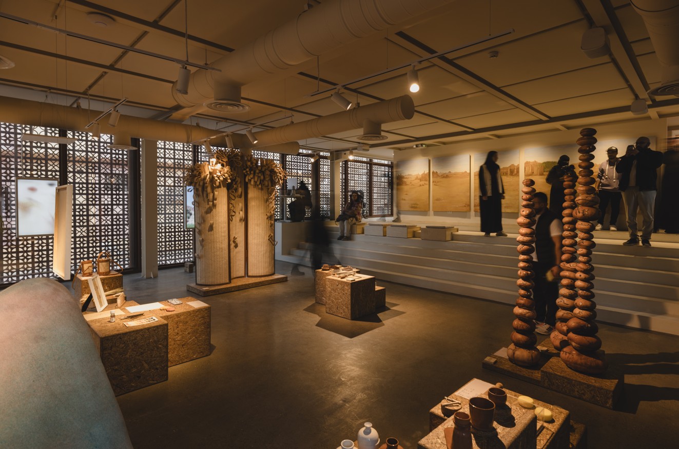 في مساحة التصميم بالعلا، ينهض الجمال من مادته الخام… ليولد من جديد بروح معاصرة.