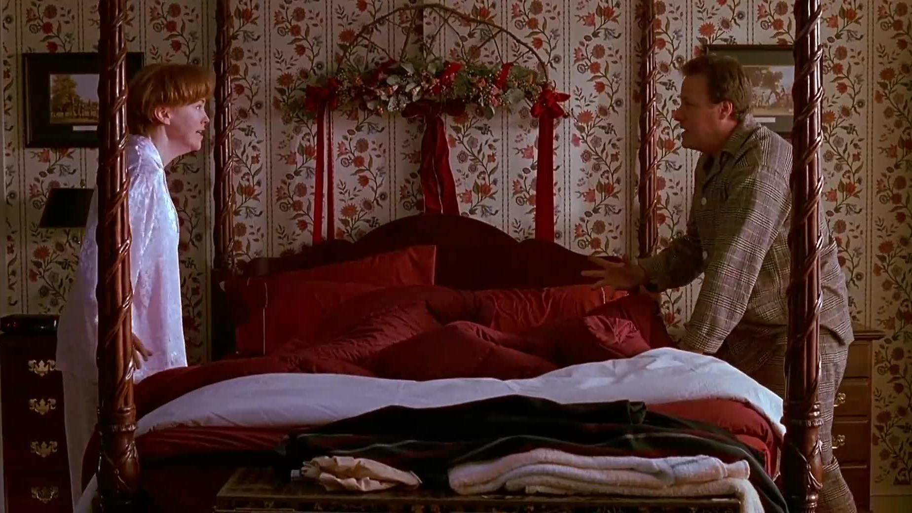 في منزل فيلم home alone، سيطرت النقوش المزخرفة لورق الجدران