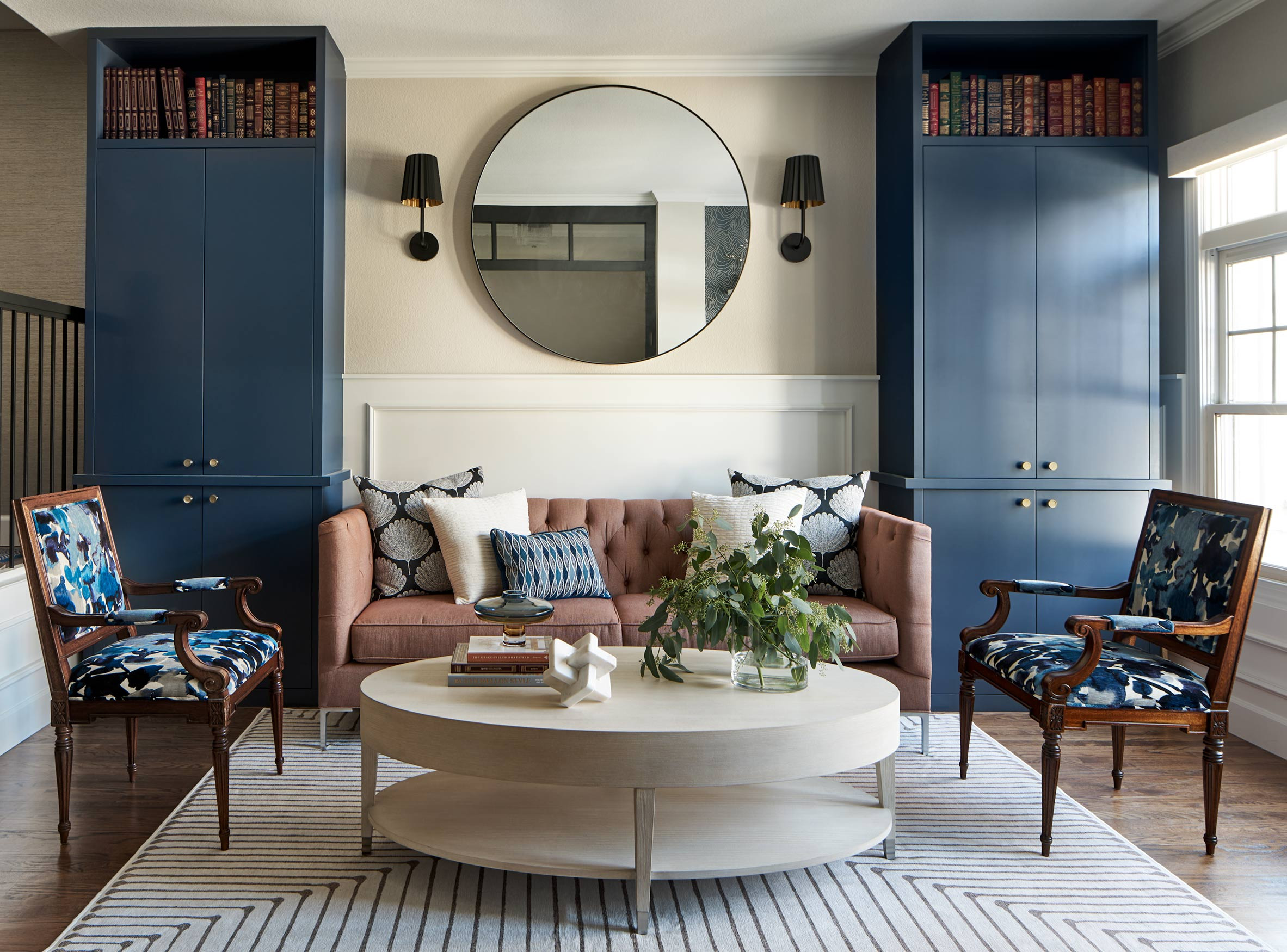 في 2025، أقبل الناس على اعتماد النقوش الزهرية بكثافة في غرف المعيشة