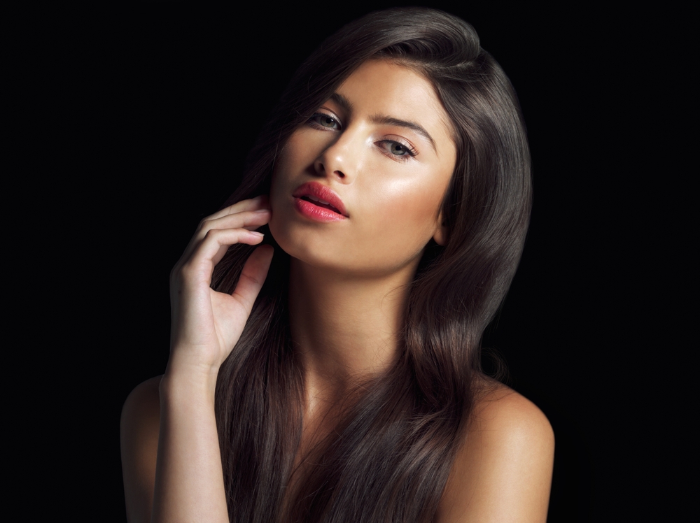 فيتامين C لا يحافظ فقط على امتصاص الحديد، بل يدعم إنتاج الكولاجين الضروري لتقوية بصيلات الشعر