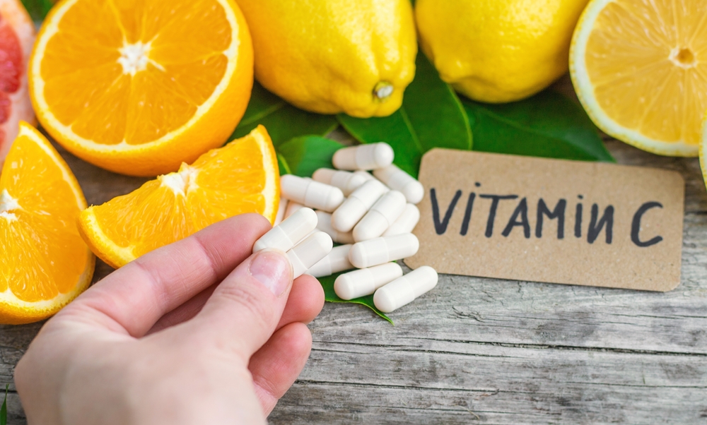 فيتامين C يحفّز إنتاج الكولاجين ويقلل ظهور الخطوط الدقيقة والبقع الداكنة