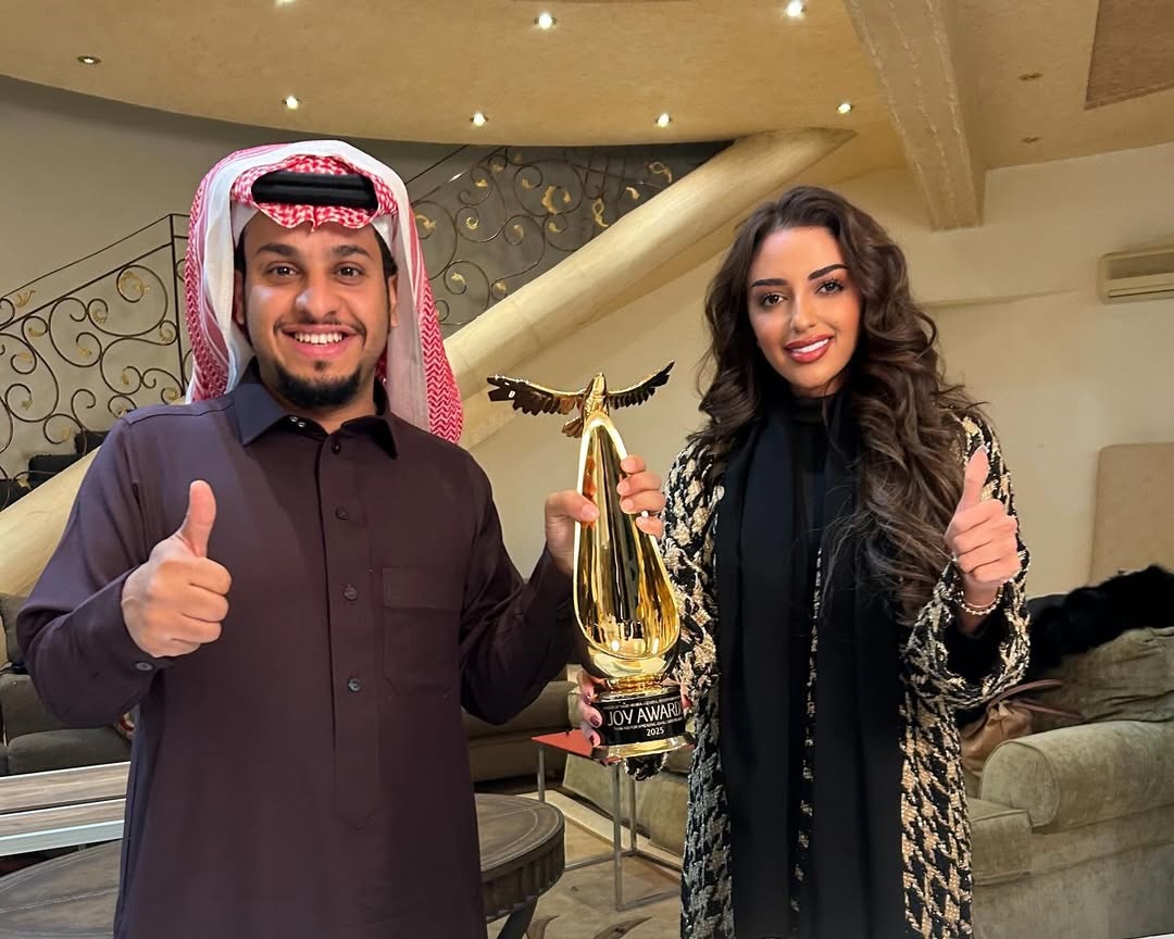 فيصل العيسى يدعم بطلات مسلسل "بنات البومب"