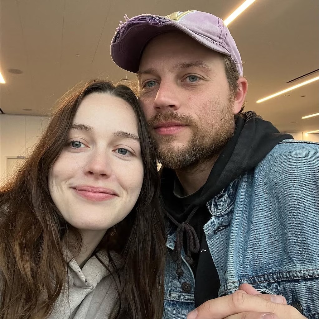فيكتوريا بيدريتي Victoria Pedretti وإيثان ديلورينزو Ethan DeLorenzo