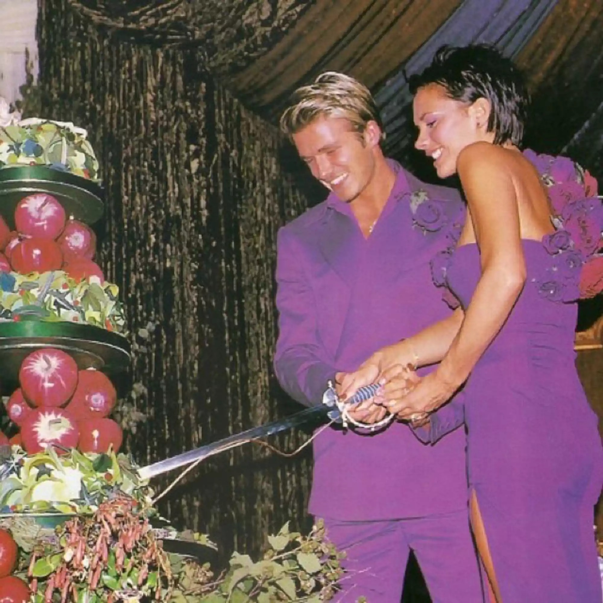 فيكتوريا Victoria Beckham وديفيد بيكهام David Beckham- كعكة الزفاف ذات ثمار التفاح الكاملة