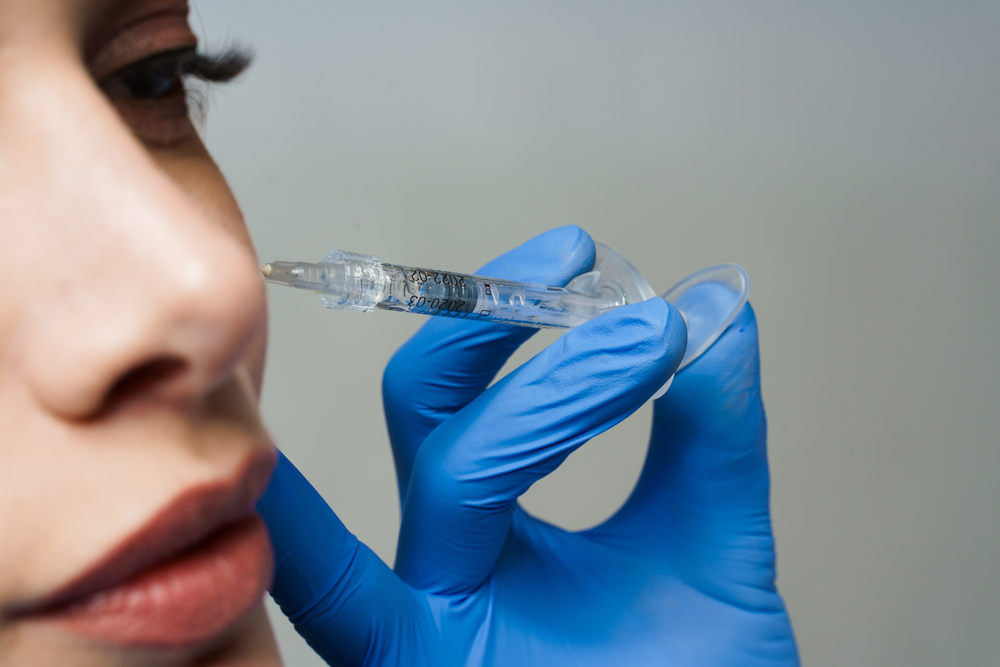 فيلر الأنف خياراً شائعاً لتعديل الانحناءات البسيطة لكنه من الإجراءات عالية الخطورة.