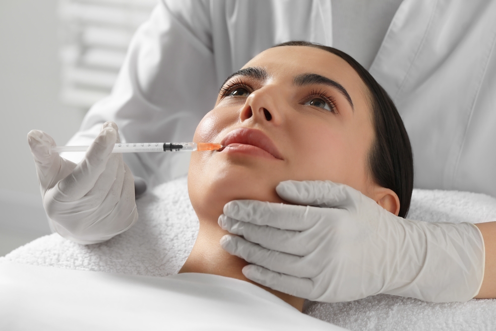 فيلر الشفاه إجراء تجميلي غير جراحي يعتمد على حقن مادة مالئة داخل أنسجة الشفاه أو حولها
