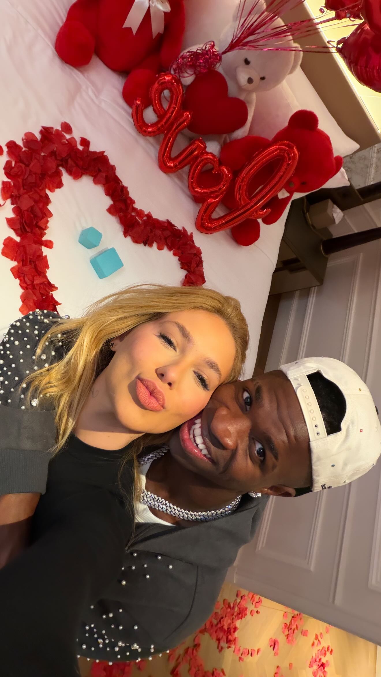 فينيسيوس جونيور يعلن خطوبته رسميا