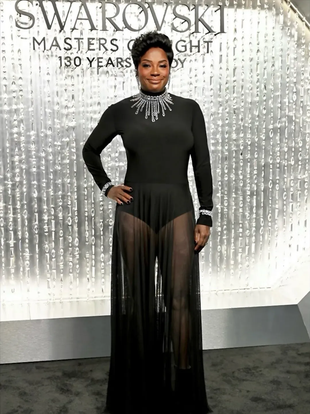 فيولا ديفيس بفستان طويل مصمم بقصة بوديسويت مطاطي