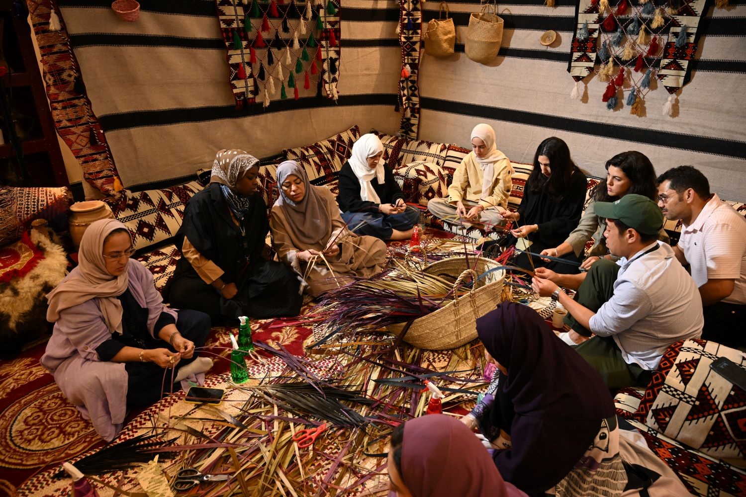 قام البرنامج بدمج التعلم بين الحرفيين والمبدعين المعاصرين بشكل مدروس