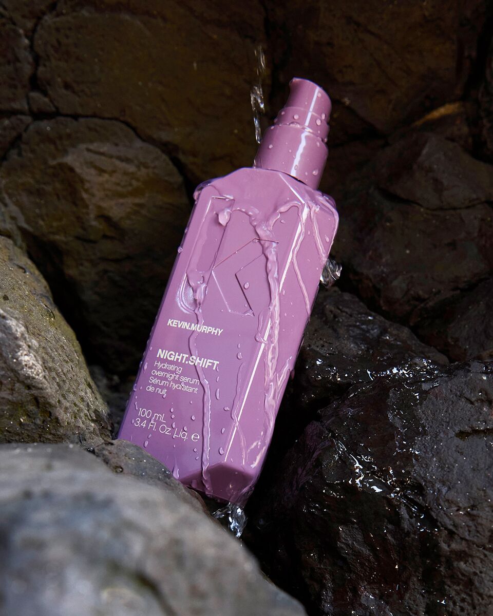 قامت KEVIN.MURPHY بالكشف عن NIGHT.SHIFT، سيروم ليلي مبتكر ومرطّب، مصمّم لاستعادة ترطيب الشعر وقوّته أثناء النوم.