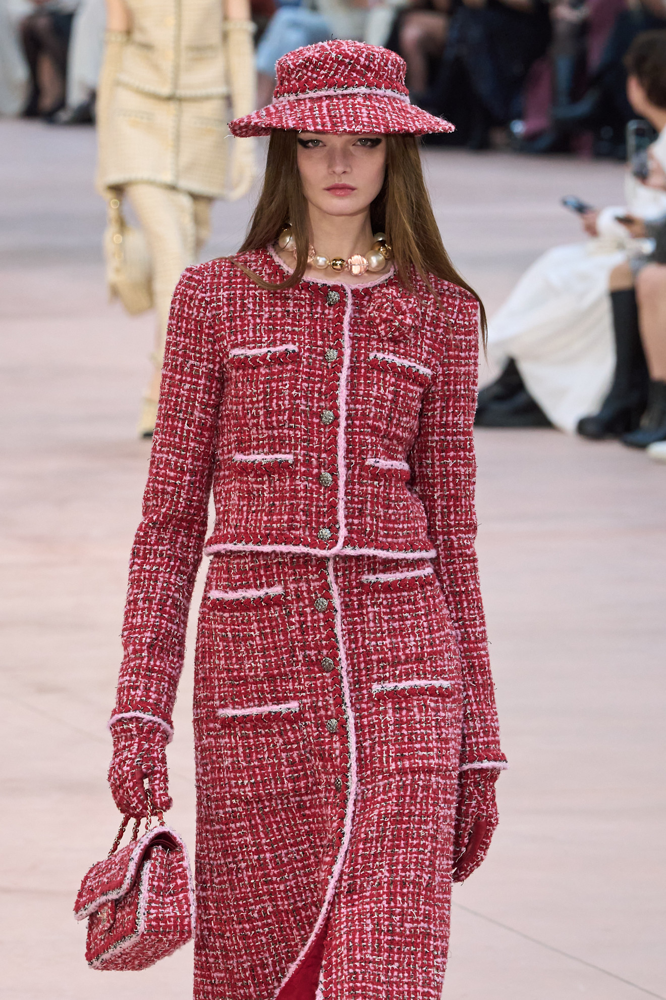قبعة بلون وردي أحمر من Chanel