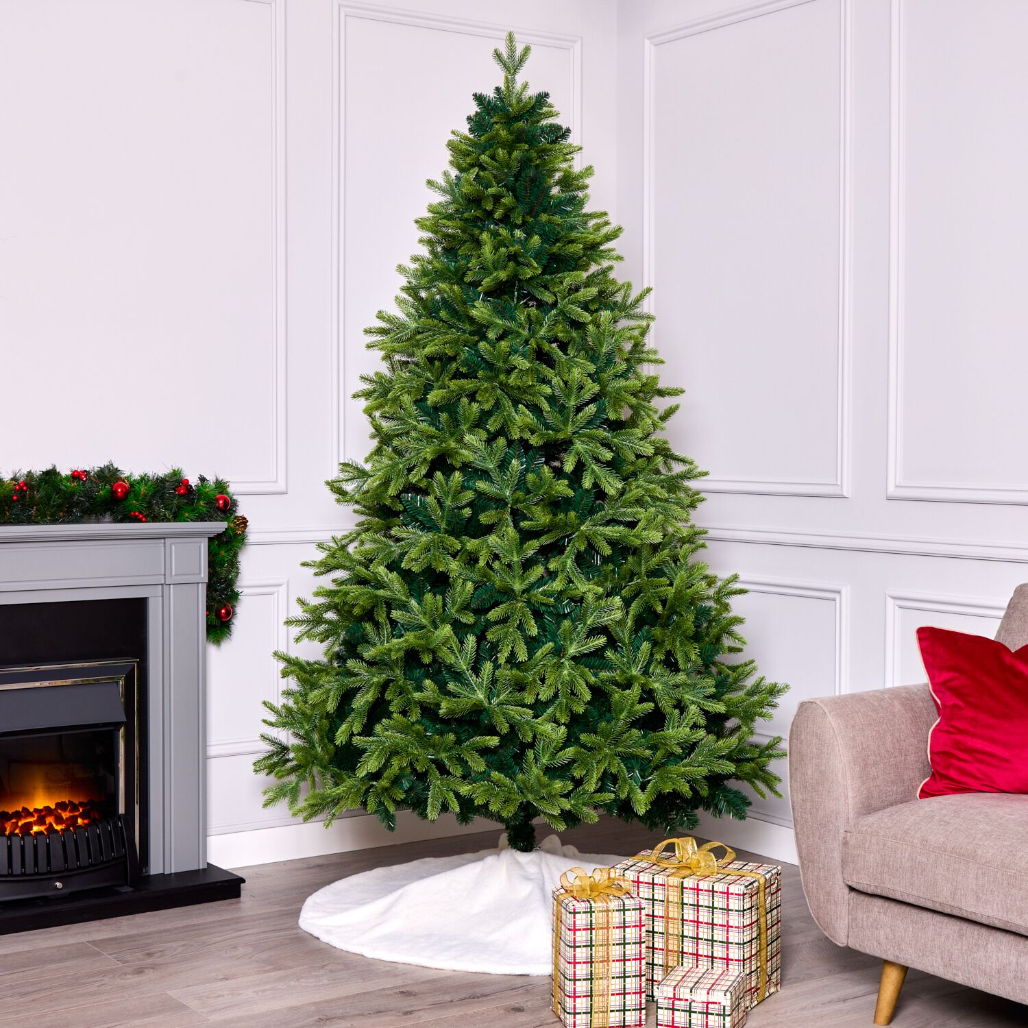 قبل وضع شجرة الكريسماس في مكانها، يفضل تركها في الخارج لمدة 24 ساعة لتستقر الفروع