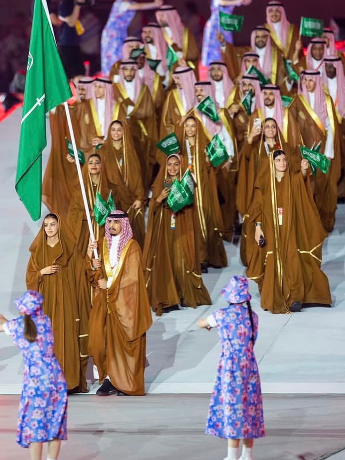 الملاكمة السعودية يارا العمري في طابور افتتاح دورة الألعاب الآسيوية